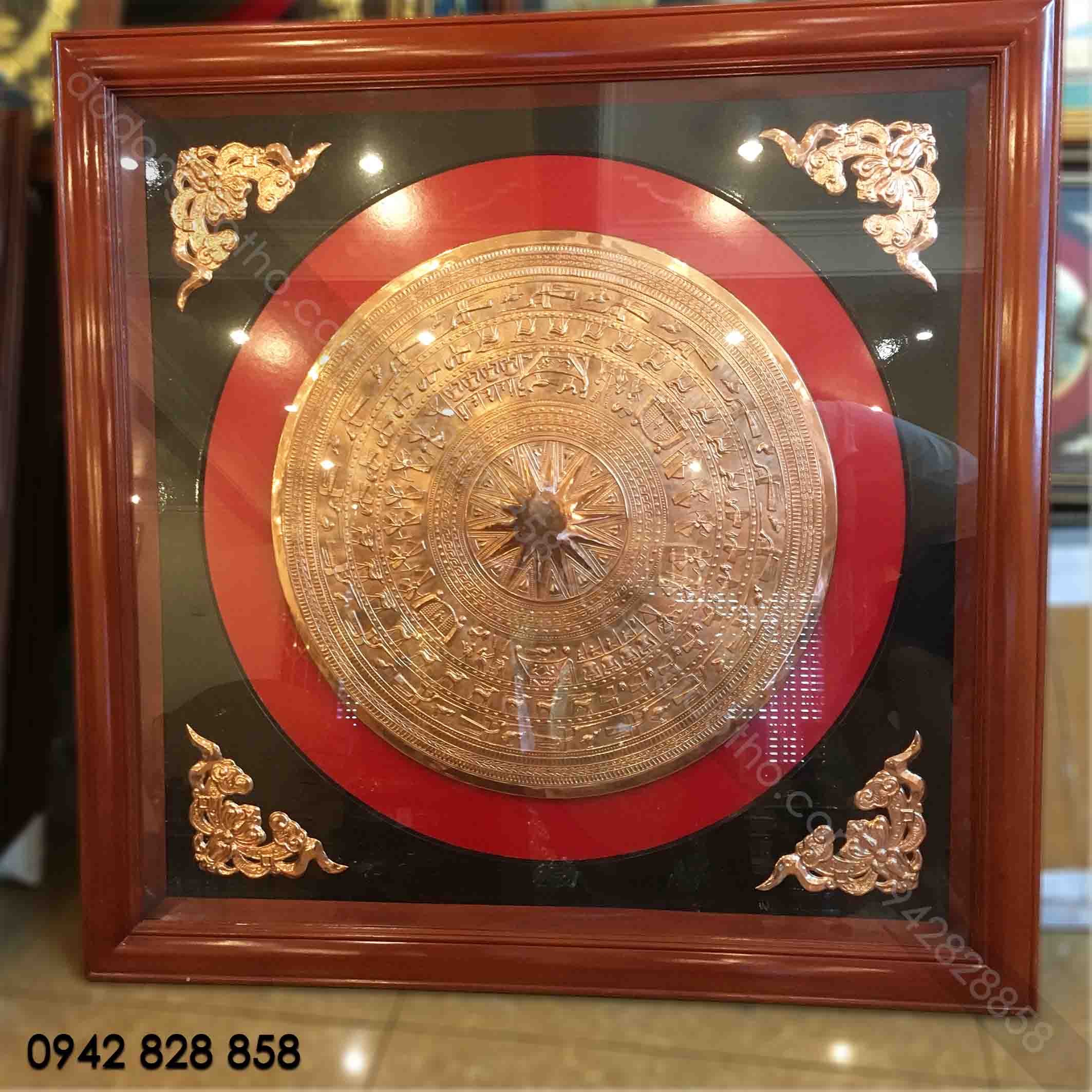 MẶT TRỐNG GÒ TAY ĐỒNG ĐỎ KHUNG GỖ