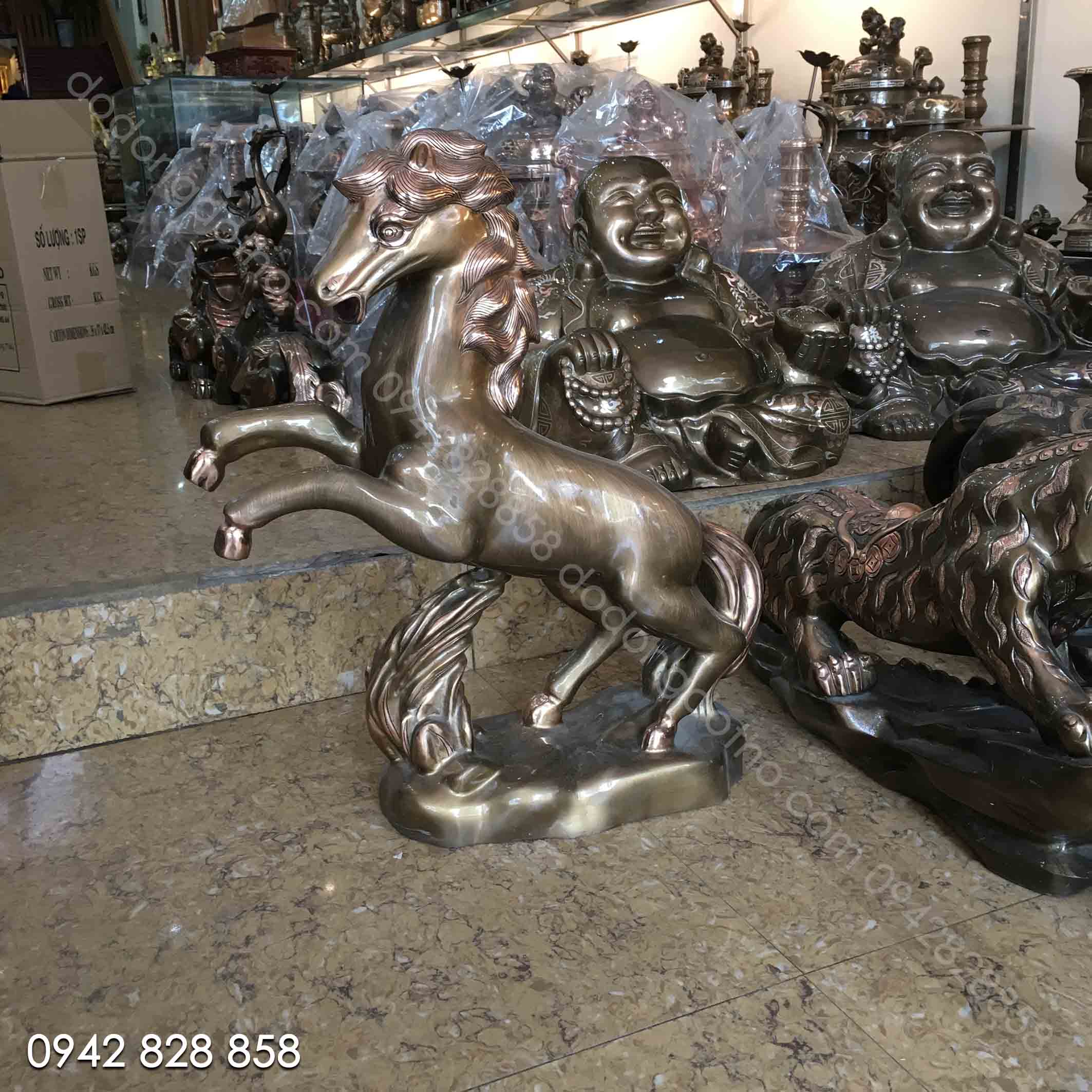 TƯỢNG NGỰA ĐỒNG ĐỎ