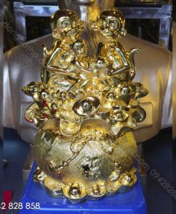 TƯỢNG GIA ĐÌNH KHỈ NGỒI TRÊN TÚI TIỀN