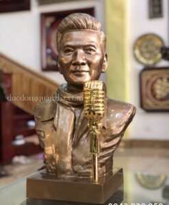 TƯỢNG NGHỆ THUẬT CA SĨ ĐÀM VĨNH HƯNG