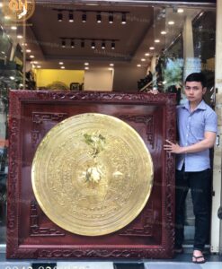 MẶT TRỐNG ĐỒNG BẢN ĐỒ VIỆT NAM MẠ VÀNG KHUNG GỖ GỤ
