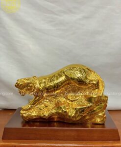 HỔ NẰM BỆ ĐÁ MẠ VÀNG 24K