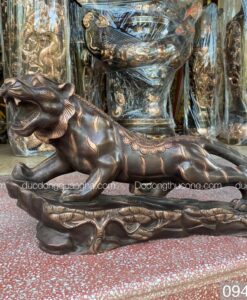 HỔ ĐỨNG BỆ ĐÁ MÀU PHỚT NỈ