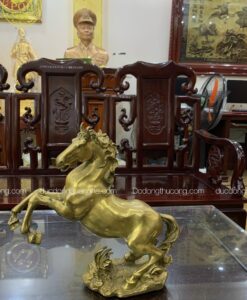 NGỰA HÍ TRÊN CỎ ĐỒNG VÀNG
