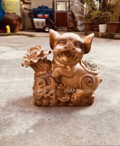 LỢN ÔM HOA CẢI MÀU ĐỒNG ĐỎ