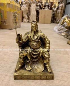 QUAN CÔNG NGỒI ĐỌC SÁCH ĐỒNG VÀNG