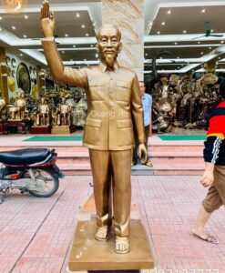 TƯỢNG BÁC HỒ VẪY TAY CHÀO ĐỒNG ĐỎ CAO 2M